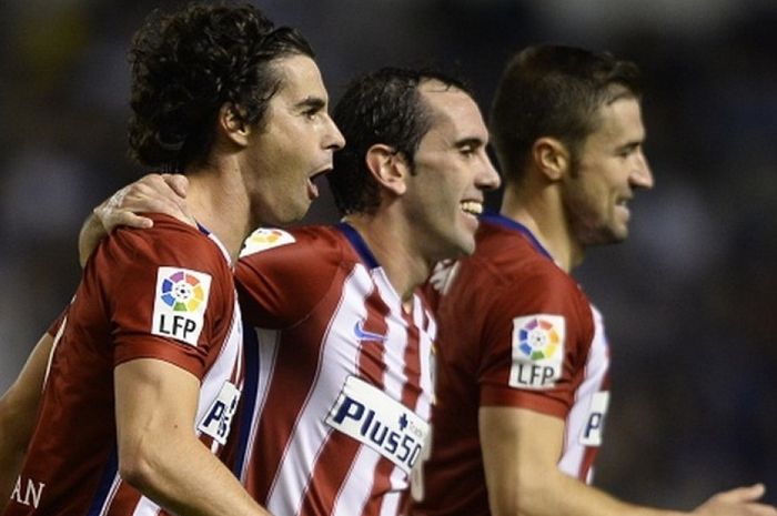 Tiago, Diego Godin, dan Gabi merayakan gol Atletico ke gawang La Coruna, Jumat (30/10/2015).