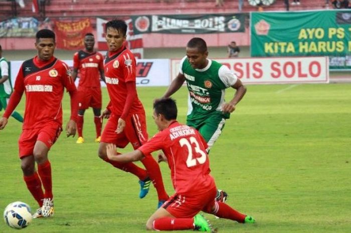 Penyerang Semen Padang, Vendry Mofu, beraksi saat laga Semen Padang kontra PS TNI di ajang Piala Jenderal Sudirman, Sabtu (12/12/2015).