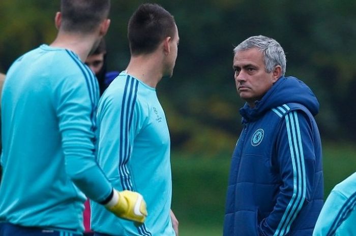 Manajer Chelsea, Jose Mourinho (tengah), berinteraksi dengan para pemainnya saat sesi latihan klub, pada 3 November 2015.