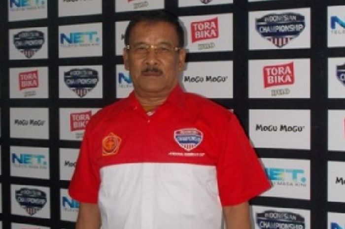 Manajer Persib, Umuh Muchtar, saat mendampingin tim di Piala Jenderal Sudirman.