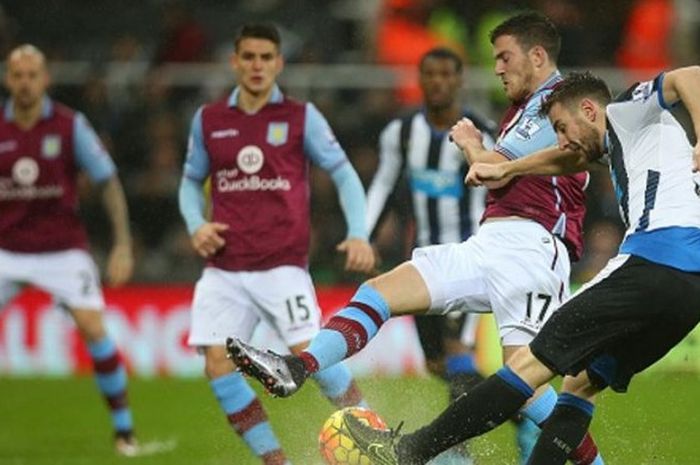 Pemain Aston Villa, Jordan Veretout, mencoba menghadang pemain Newcastle, Paul Dummett, pada pertandingan 19 Desember 2015