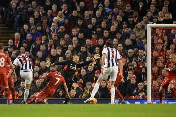 Pemain belakang West Bromwich Albion, Craig Dawson (25), mencetak gol ke gawang Liverpool pada lanjutan Premier League di Stadion Anfield, Minggu (13/12/2015)