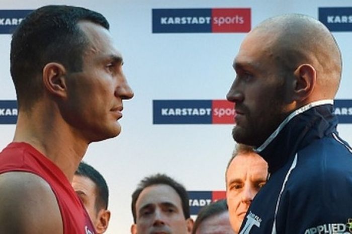 Wladimir Klitschko dan Tyson Fury dalam acara timbang badan jelang pertarungan. Fury menjadi juara kelas berat baru seusai menang angka atas lawannya, Sabtu (28/11/2015).