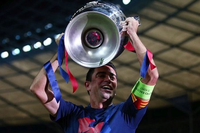 Xavi Hernandez, saat masih berseragam Barcelona. Dia mengangkat trofi Liga Champions setelah mengalahkan Juventus dalam partai final di Olympiastadion, Berlin, Jerman, 6 Juni 2015.