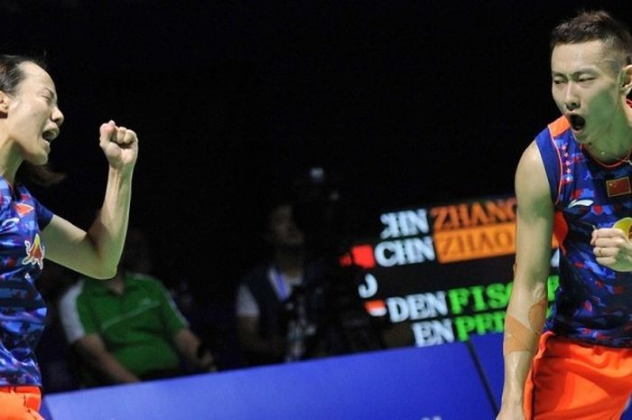 Pasangan ganda campuran China, Zhang Nan/Zhao Yunlei, merayakan kemenangan atas pasangan Denmark, Joachim Fischer Nielsen/Christinna Pedersen, pada babak final China Terbuka di Fuzhou, Minggu (15/11/2015).