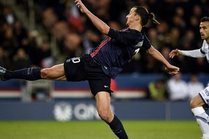 Zlatan Ibrahimovic tercatat sebagai pencetak gol terbanyak PSG di Ligue 1 saat timnya menang 4-1 atas Troyes di Parc des Princes, Sabtu (28/11/2015).
