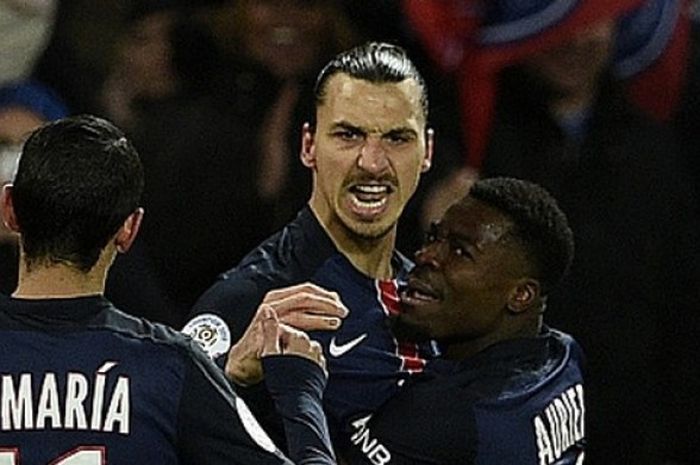 Zlatan Ibrahimovic rayakan gol PSG ke gawang Lyon di Parc des Princes, Minggu (13/12/2015).