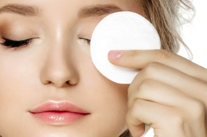 Cara Membersihkan Makeup yang Benar Supaya Enggak Jerawatan - Semua Halaman  - CewekBanget