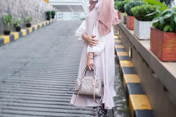 8 Inspirasi Tampil Keren Memakai Midi Slip Dress ala Selebgram Hijab