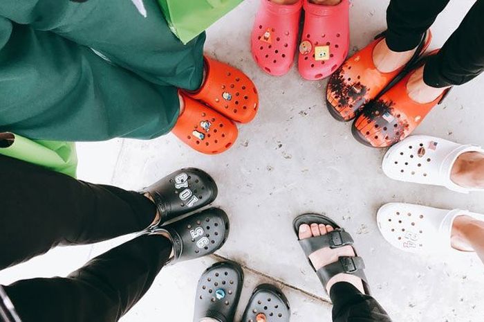 Selain Sandal  Crocs  yang Dipakai BTS Ini 4 Sandal  Ngehits 