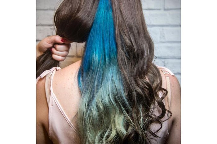 Peek-a-boo Hair, Warna Rambut yang Lagi Hits di Instagram. Mau Coba? - Semua Halaman - CewekBanget