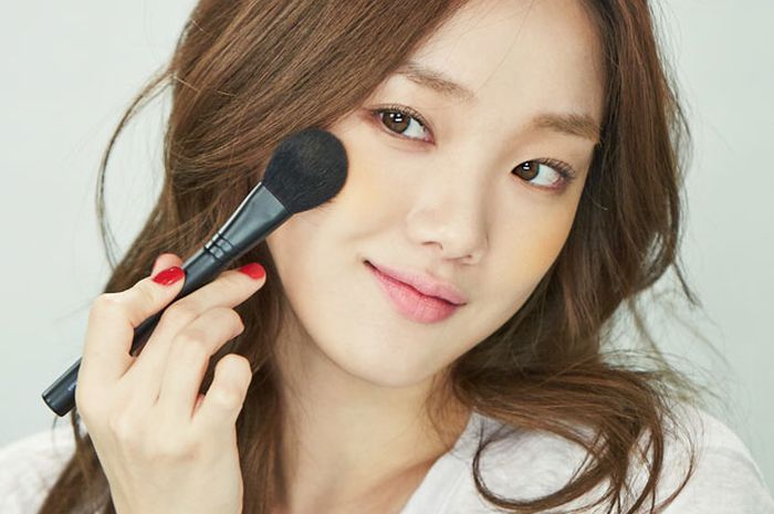 Enggak Perlu Dihapus, Ini 6 Tips Memperbaiki Makeup yang Salah Supaya