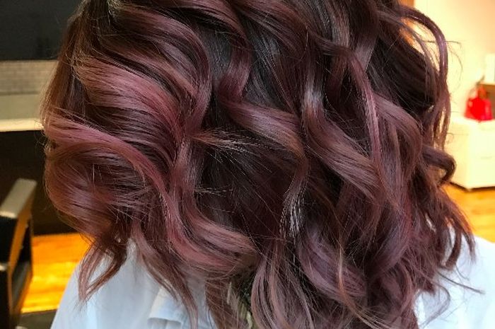 Шоколадный лиловый. Каштановый с фиолетовым отт. Шоколадный лиловый. Шоколадно лиловый цвет волос. Каштановый с фиолетовым оттенком.