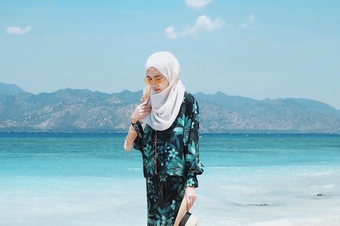 7 Inspirasi Fashion Hijab Buat Liburan ke Pantai ala 