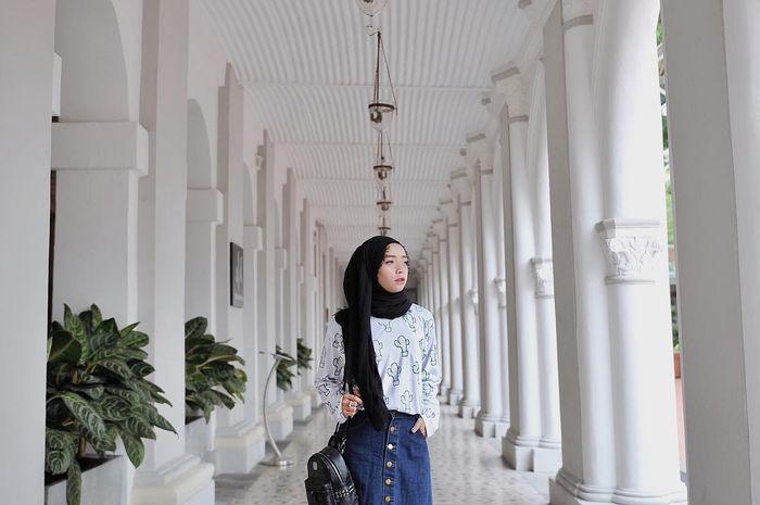 8 Inspirasi Style Kasual Hijab Dengan Sneakers Yang Bisa Dipakai Ke