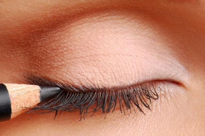 5 Kesalahan Memakai Eyeliner Pensil Yang Membuat Tampilan Enggak Maksimal - Semua Halaman - Cewekbanget