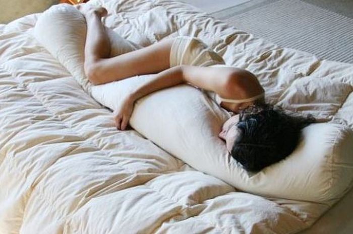 Ничего лежу сплю. Обнимая одеяло. В обнимку с одеялом. Спать в обнимку с одеялом.
