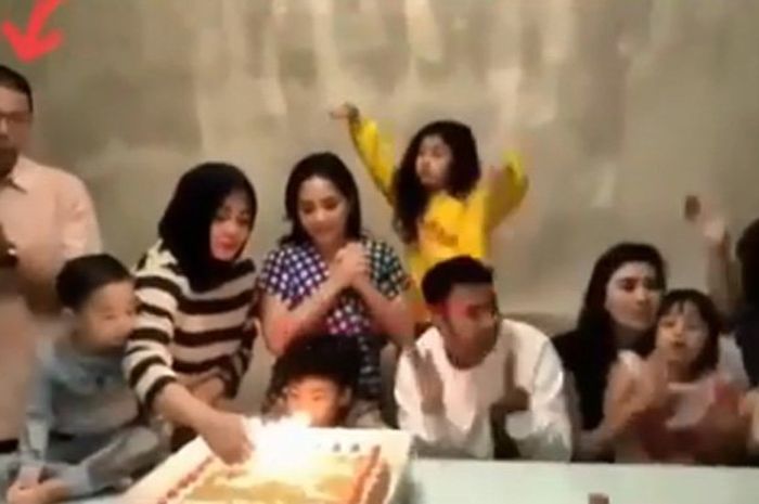 Dikabarkan Menikah Lagi, Rieta Amalia Gandeng Pria Misterius ke