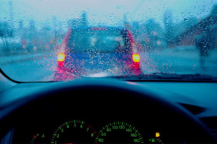 4 Larangan yang Saat Berkendara di Waktu Hujan, Mengurangi Resiko
