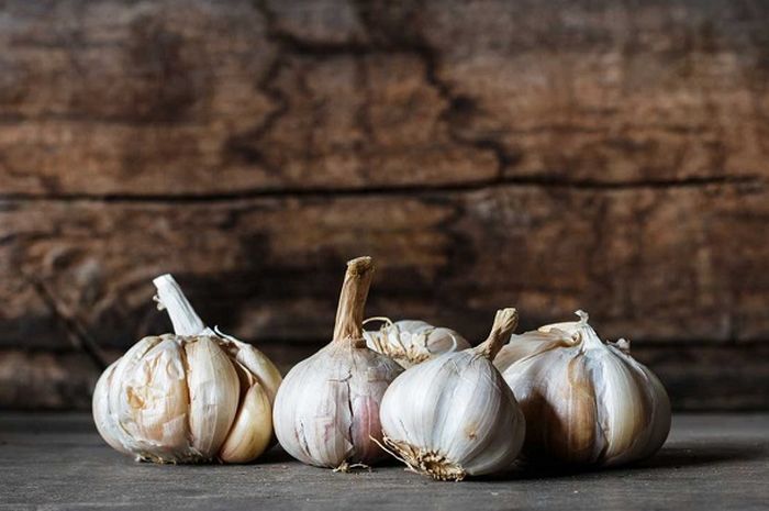 Keren, Begini Trik Kupas 1 Bonggol Bawang Putih Dalam 30 Detik