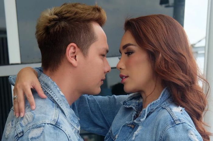 Mengintip Gaya Fashion Keluarga Ussy Sulistiawaty Dan Andhika Pratama Saat Liburan Di Bali Stylish Abis