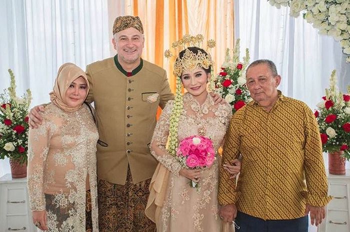 Resmi Dinikahi Pria Berusia 20 Tahun Lebih Tua, Begini Foto-foto