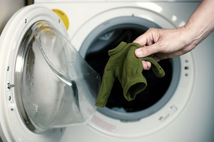 Cara Mudah Kembalikan Sweater yang Menciut Usai Dicuci ke Ukuran Semula, Simpel Banget - Semua Halaman - Grid