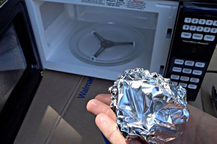 Berbahaya, 8 Benda Ini Tidak Boleh Kamu Panaskan Dalam Microwave