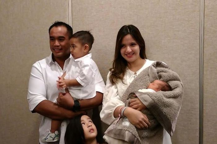 Cerita Melahirkan Nia Ramadhani Malah Bikin Ketawa Begini Kisah Anak Ketiganya Grid