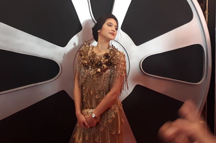 Tampil Anggun di Red Carpet IMAA 2017, Berat Baju Pevita Pearce Lumayan