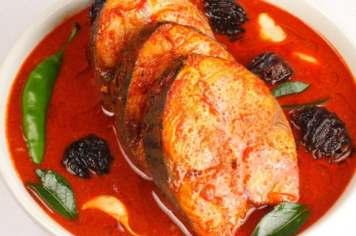 Hidangan ikan mas asam dengan kuah segar dan potongan tomat, cocok untuk menu makan siang yang menyegarkan