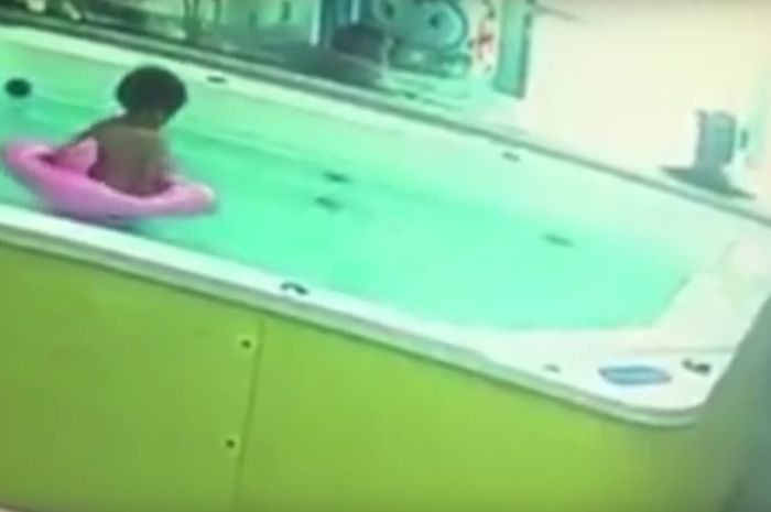 В тайланде утонула в бассейне. Ребенок утонул в бассейне. Девочка утонула в бассейне.