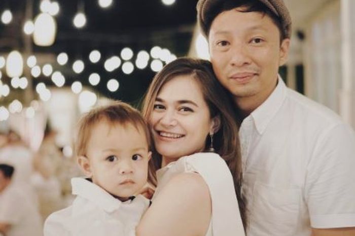 Nggak Pakai Ribet Outfit Buat Ngajak Jalan Si Kecil Ala Istri Ringgo Sabai Dieter Morscheck Grid