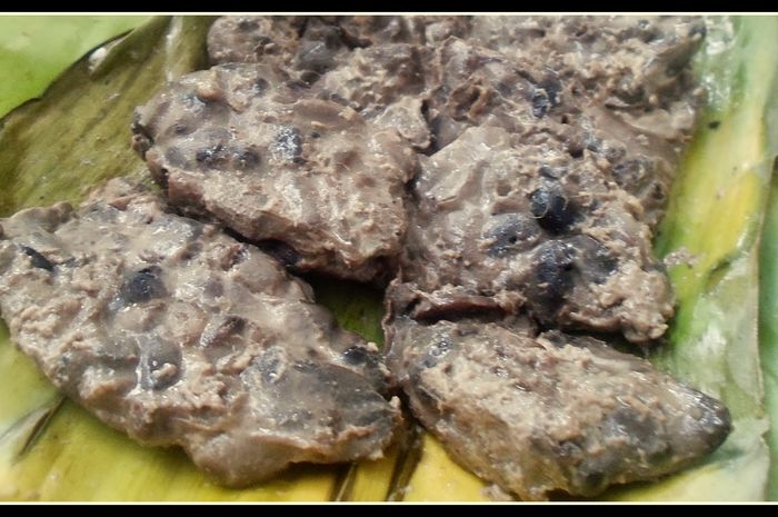 Tempe benguk yang masih dibungkus daun pisang.