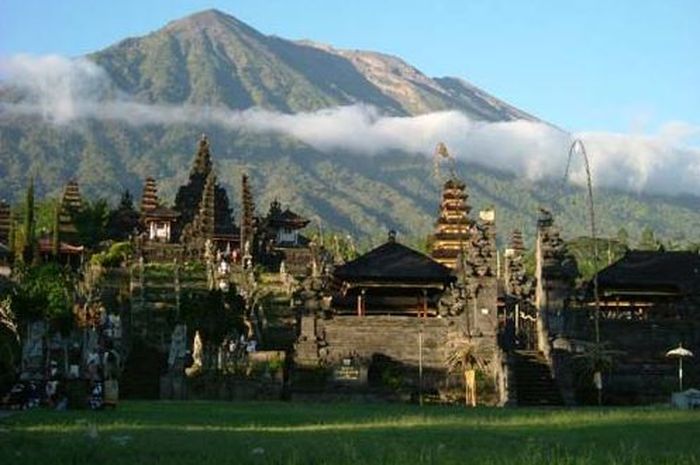 Pura Besakih  Wisata Candi di Lereng Gunung Agung Bali 
