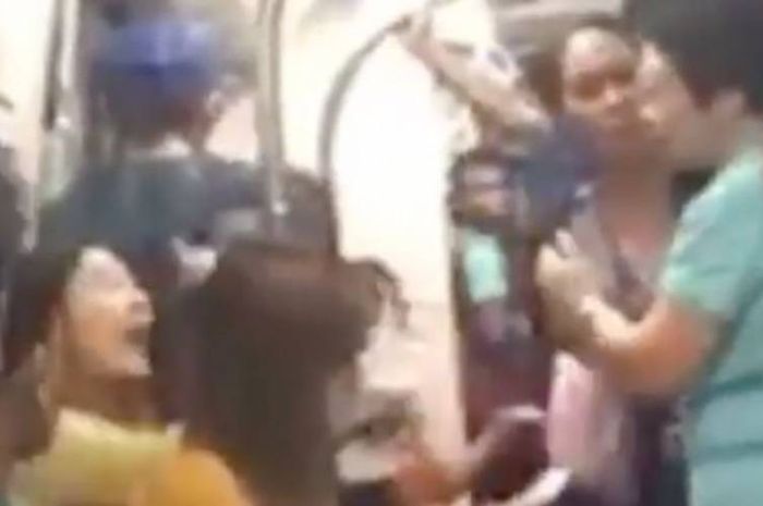 VIDEO : Seorang Wanita Muda Marah-marah di Dalam Kereta Karena ...