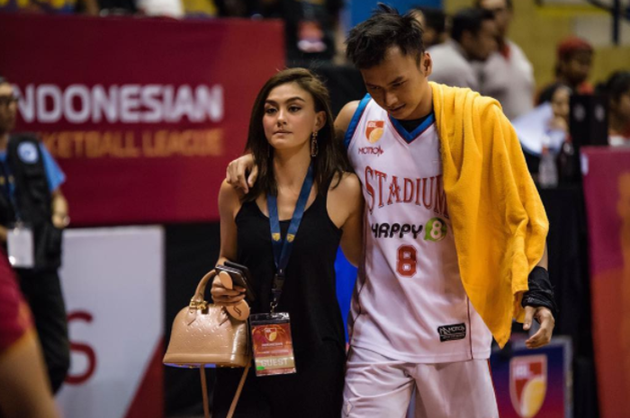 Seakan Menampik Rumor Putus, Wijaya Saputra Kembali Pamer ...