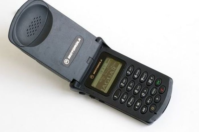 Dulu Setara Motor! Mengenal Motorola StarTAC, Ponsel Lipat Pertama Era 90-an