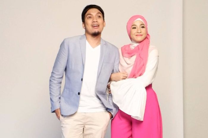 Istri Cantik Desta Ini Tampil Sangat Menawan dengan Outfit Beige, Tak
