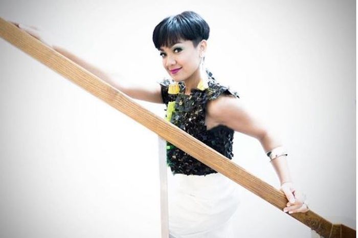 Tampil Nyentrik Tapi Tetap Memikat Dengan 3 Warna Rambut Ala Nirina Zubir Berani Coba