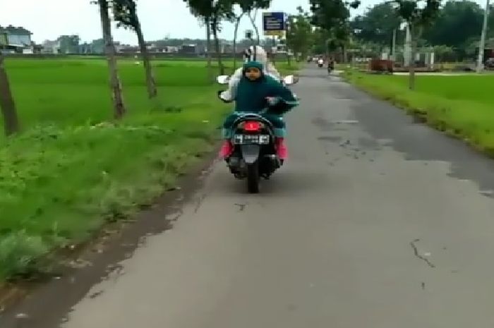 Foto Orang Hadap Belakang Keren