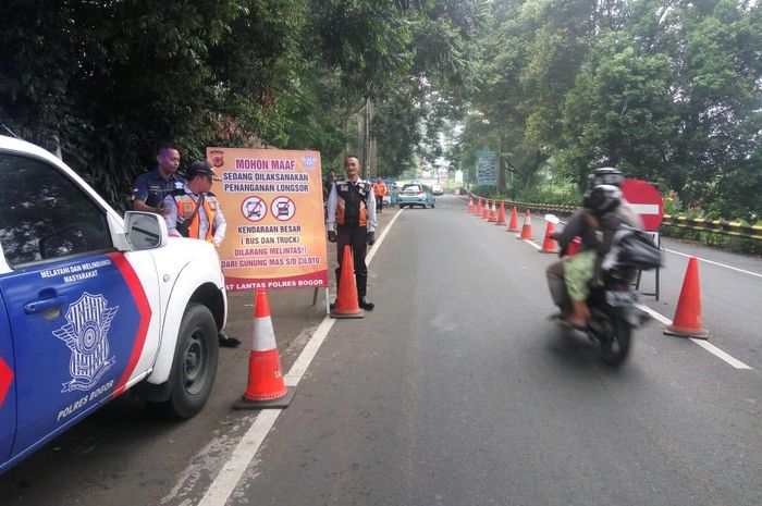 Jalur Puncak ditutup, polisi siapkan angkutan khusus