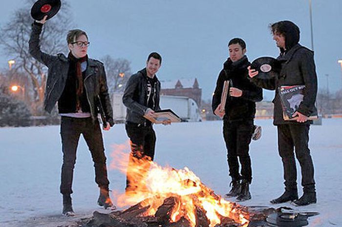 Fall Out Boy Sebar Semua Lirik Lagu Album Save Rock And Roll