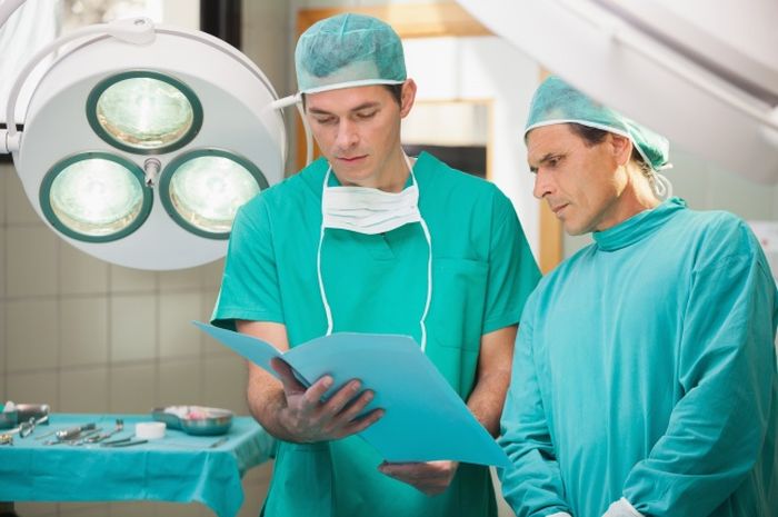 Kenapa Dokter  di Ruang Operasi Pake Baju  Hijau atau Biru  