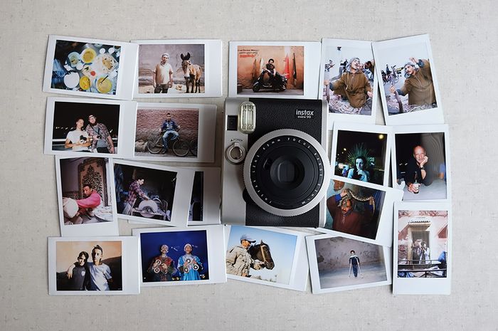 Foto polaroid / instax harus dikipas-kipas biar muncul warnanya, mitos ato  fakta? – Apostrofe Creative Studio