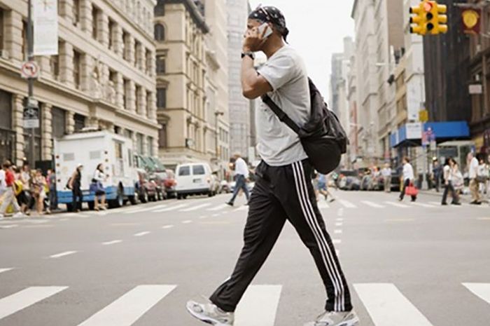 Jalan Kaki Sambil Main Smartphone