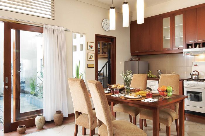 Ruang Makan di Pinggir Kolam, Rileks! - iDEA