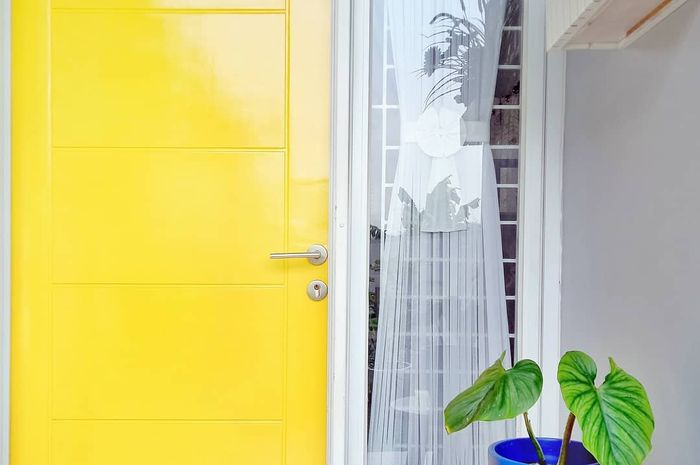 Ceria Dengan Pintu Kuning Di Ruang Tamu Skandinavia Rumah Rayyan