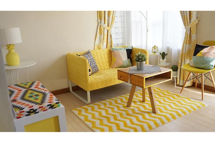Cerianya Dominasi Warna Kuning Di Teras Dan Ruang Tamu Milik Cerianya Dominasi Warna Kuning Di Teras Dan Ruang Tamu Milik