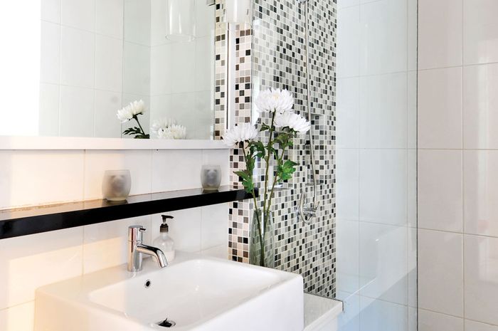 Kamar Mandi Hitam-Putih - iDEA